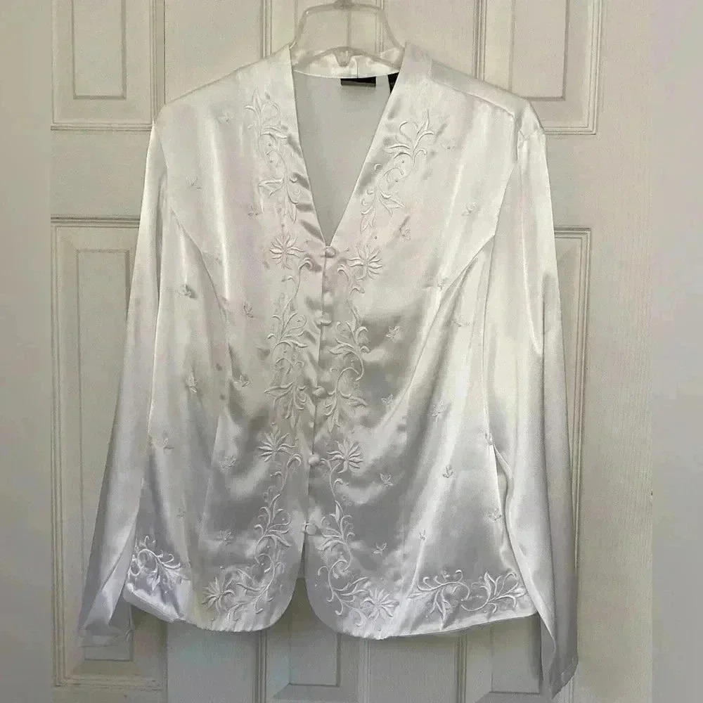 Laura Scott Women's White Button Up Long Sleeve Embroidered Floral Top Size 18W - Picture 7 of 8